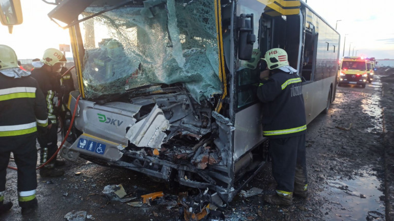 Összeütközött két busz Debrecenben, tizenkilencen megsérültek