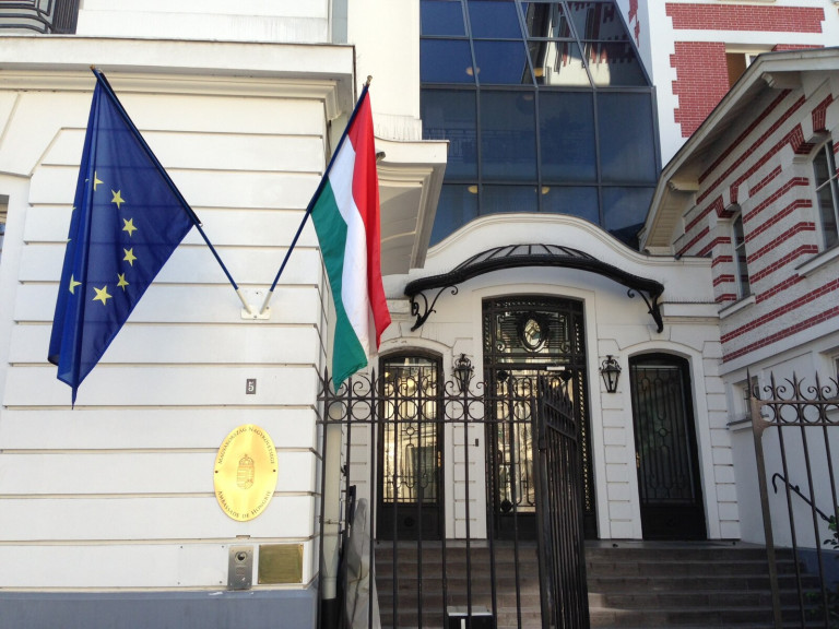 Életveszélyes fenyegetést kaptak a párizsi magyar nagykövetség dolgozói
