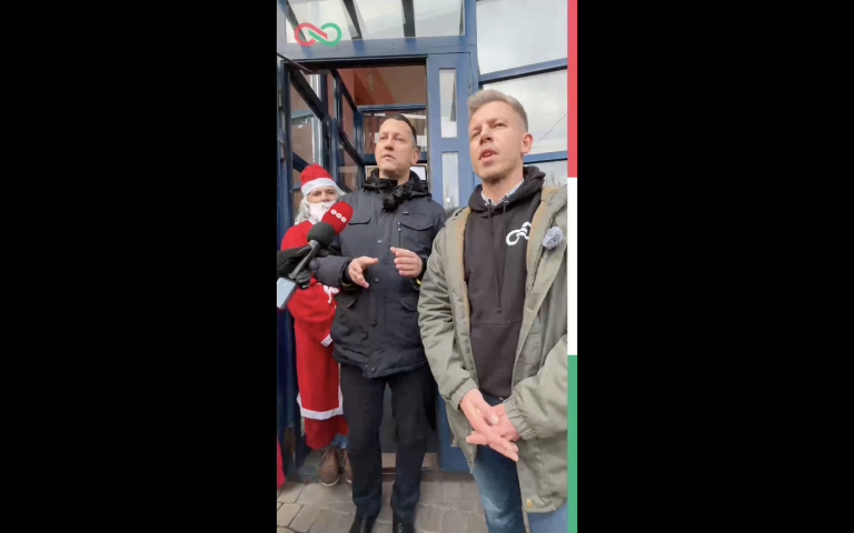 Magyar Péter és Fülöp Attila megint egy gyermekotthon előtt vitatkozott