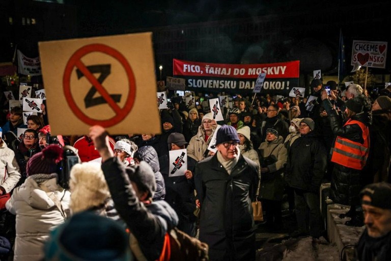 Több szlovák városban tüntettek a Robert Fico oroszbarát politikája ellen