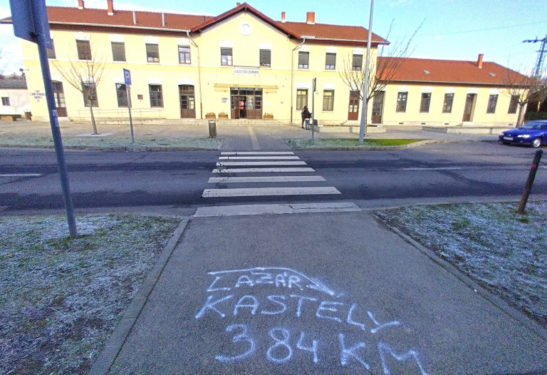 Már 30 vasútállomás környékén festették fel a kutyapártosok, hogy milyen messze van Lázár kastélya