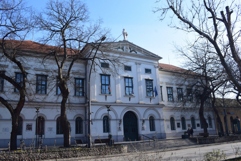 Szembekerült egymással a Fideszt háromszor legyőző polgármester és az őt támogató civil szervezet Jászberényben