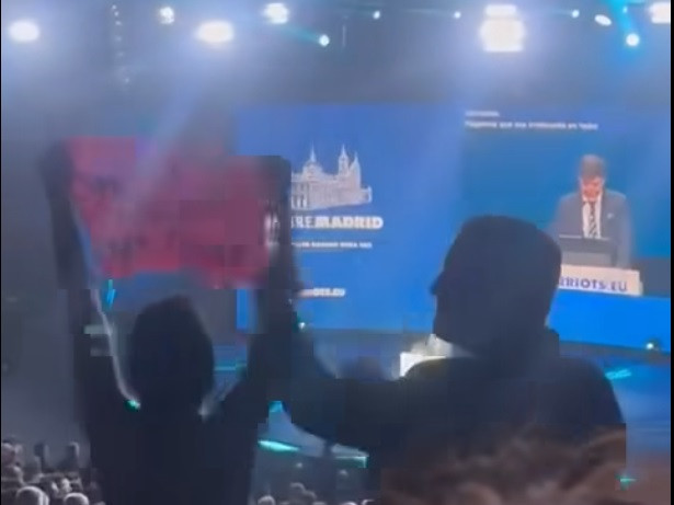 Félmeztelen aktivista zavarta meg Orbánék gyűlését