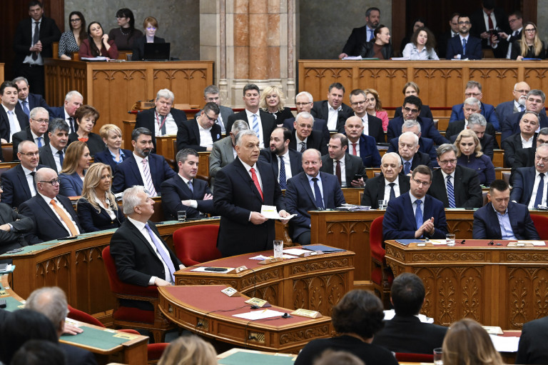 Orbán Viktor: Elmegyünk a falig, és még azon is túl