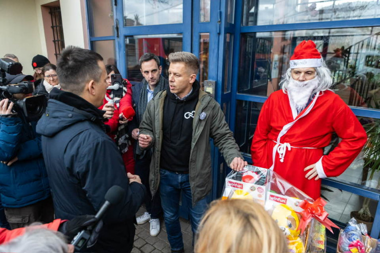 Egymásra mutogat az államtitkár és Magyar Péter, hogy ki nem akarta aláírni az adományozási szerződést