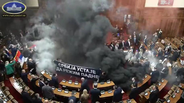 Füstbombázott az ellenzék a szerb parlament ülésén, többen megsérültek