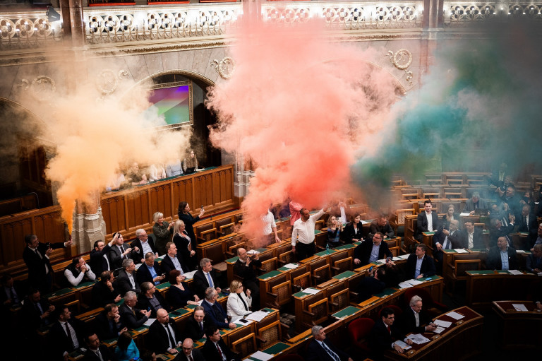 Megszavazta a parlament a Pride-ot ellehetetlenítő törvényjavaslatot