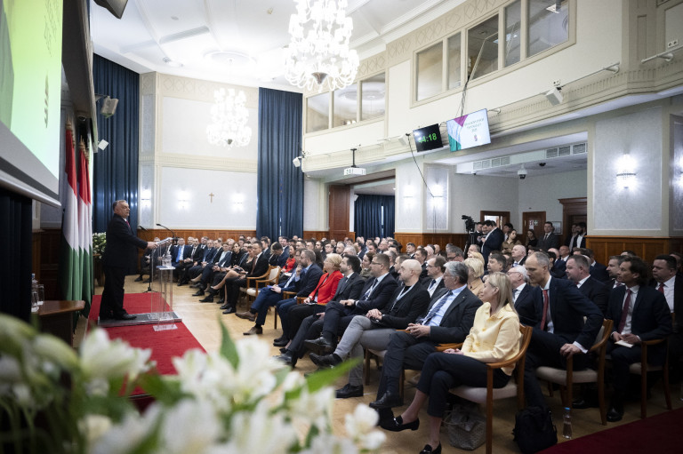 Orbán Viktor a „gazdasági és politikai áttörésről” tartott eligazítást a külügyminisztériumban