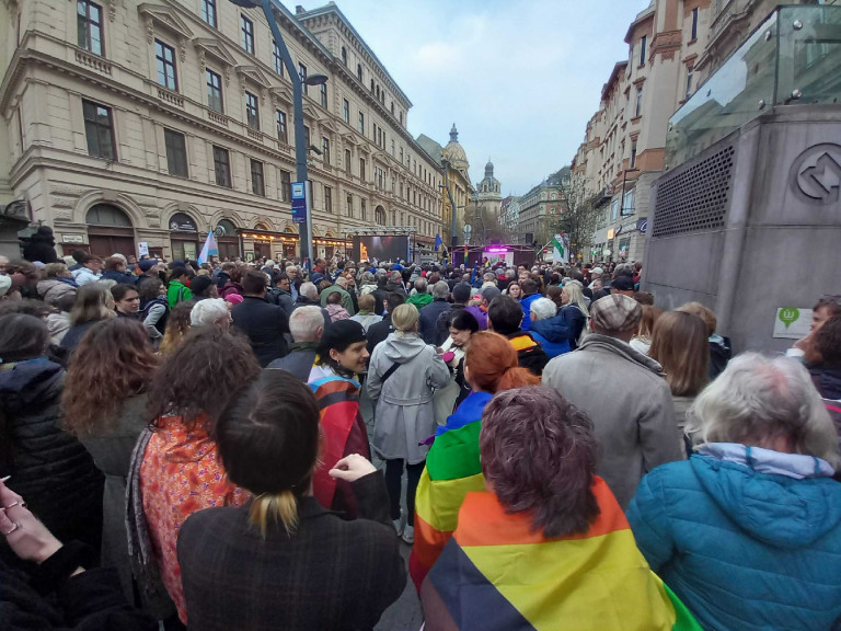 „Budapesten egy egykori szabadságharcos fenyegeti a szabadságot” – lezárták az Erzsébet hidat a tüntetők