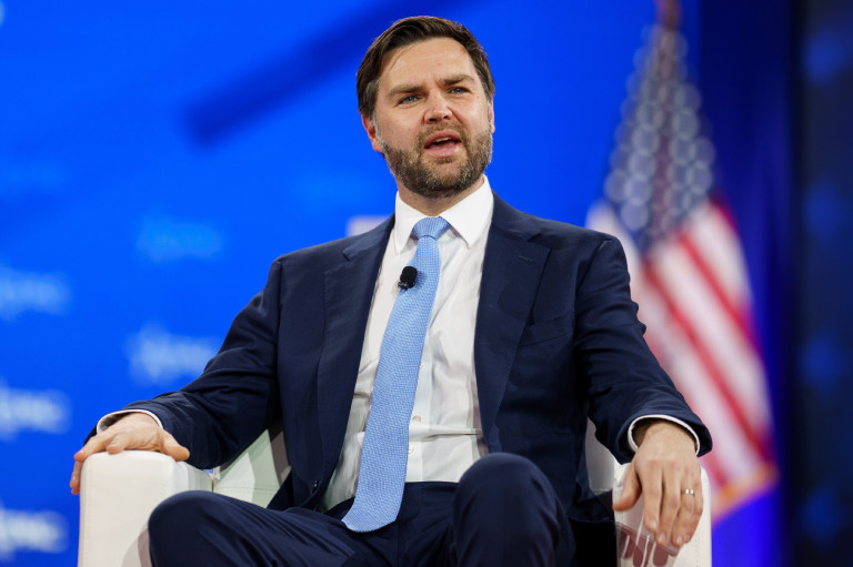JD Vance Grönlandon állomásozó amerikai katonáknak magyarázta, hogy átvennék az ellenőrzést