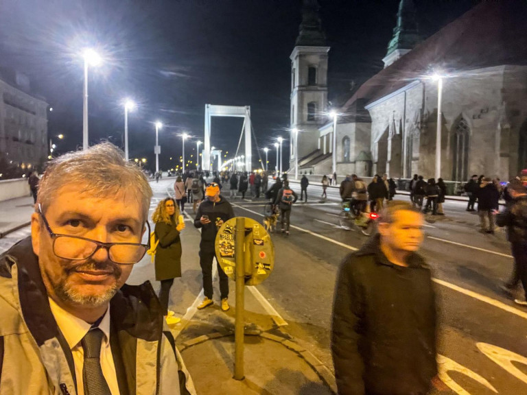 Hadházy Ákos azt üzente, kedd, 17 óra, Erzsébet híd