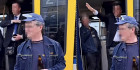 Karlendítő kalauz miatt vizsgálódik a MÁV