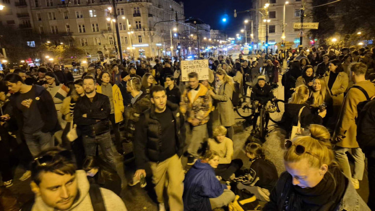 Négy hidat elfoglaltak a tüntetők Budapesten
