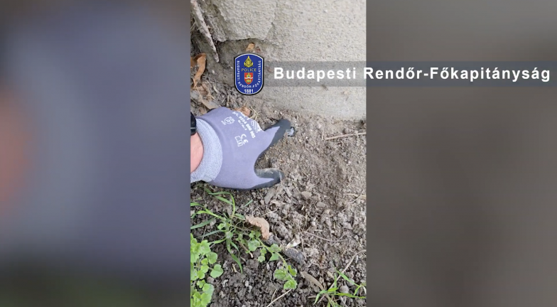 A rendőrség épülete előtt, evőkanállal ásta el az eladásra szánt drogot