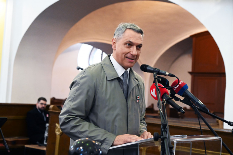 Ők tényleg így beszélnek: mindenkit poloskázva, kullancsozva, még egymást is