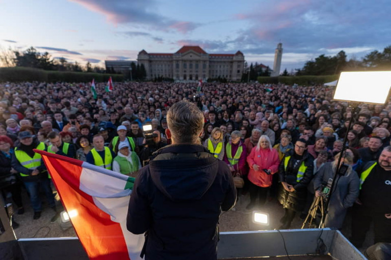 Magyar Péter: Mindenki zárja be a tyúkokat, a Fidesz országjárásba kezdett
