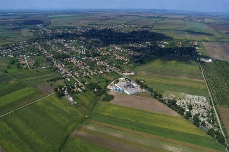 Kettészakadt Pusztaszabolcs, miután a fideszesek nekimentek egy helyi orvosnak