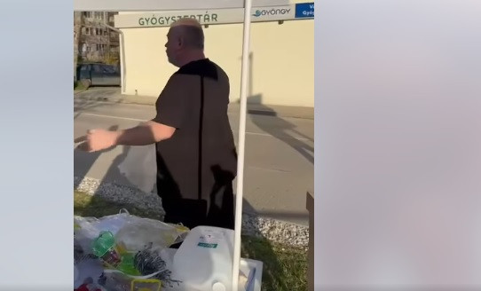 Most szemetet öntöttek a Tisza Párt pultjára