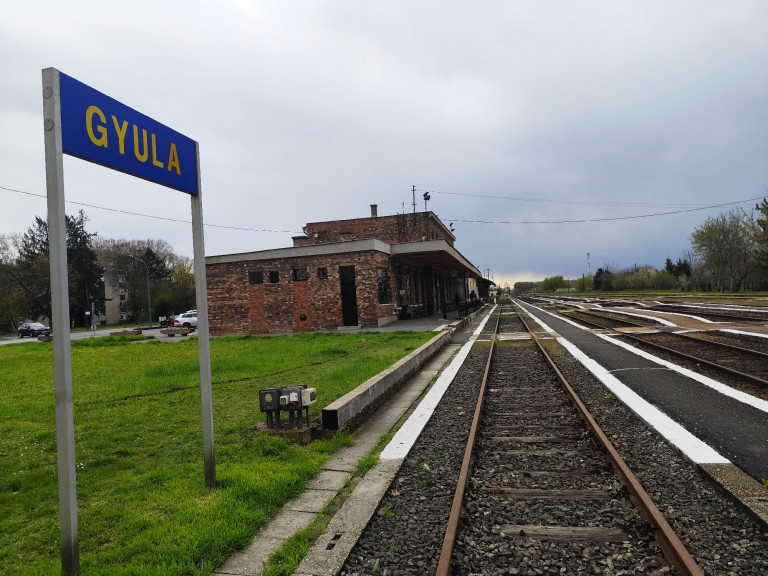 A fideszes bejelentések ellenére a végtelenbe csúszik a gyulai vasútállomás felújítása