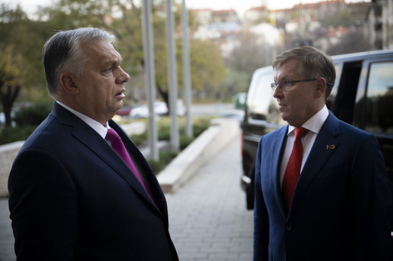 Egy darab, melynek főszereplői a Főnök, Matolcsy és Vindis
