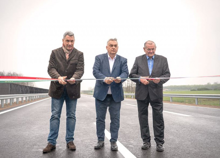 Orbán Viktorék hárman vágtak át egy szalagot Békéscsabán, de előkerült Brüsszel is