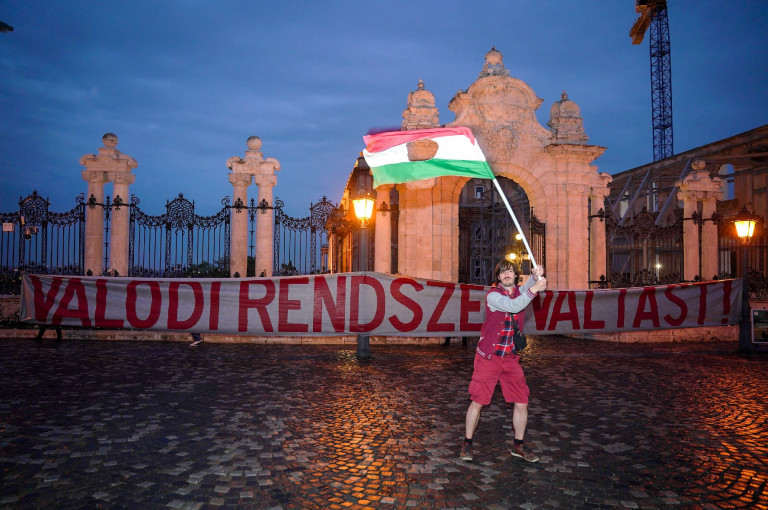 Hídfoglalás, vonulás és beszédek után a Várban kívánnak éjszakázni Hadházyék