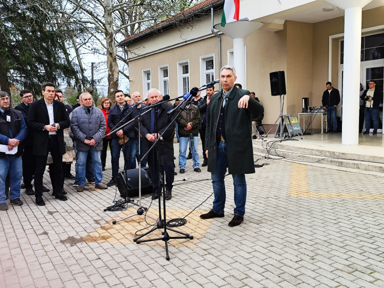 „Vitézy úrnak az a baja, hogy nem lesz Pride, ettől olyan ideges” – mondta Lázár János Sarkadon, de ez szerinte nem buzizás