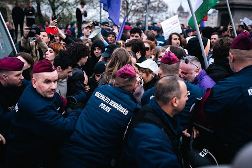 A momentumos Bedő Dávid durvuló intézkedésekről posztolt, a BRFK szerint viszont a tüntetők hergelik a rendőröket