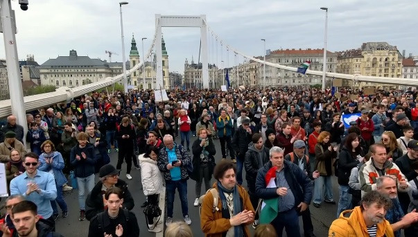 Szerdán is elfoglalták az Erzsébet hidat a tüntetők
