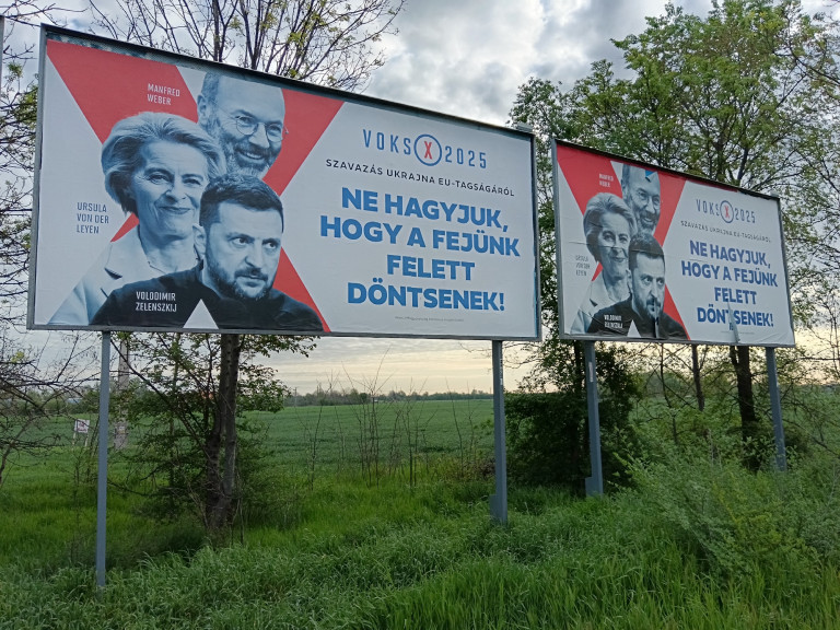 Kettesével rakják ki a kormány óriásplakátjait