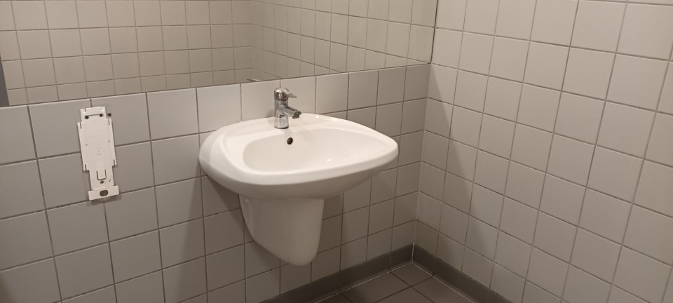 Kórházfejlesztéssel kampányolt az államtitkár, de egy épülettel arrébb nincs vécépapír, az ajtókon meg kilincs és zár