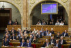 Kinek a magatartása „kirívóan közösségellenes és megbotránkoztatást keltő” valójában a parlamentben?