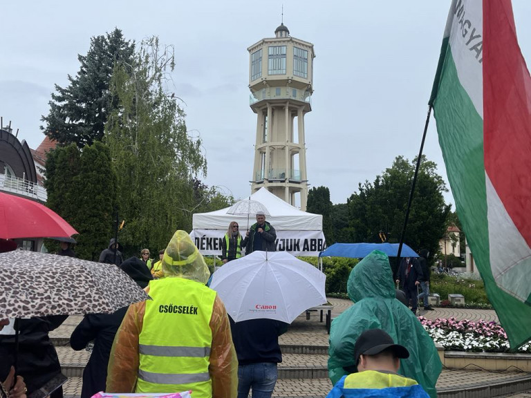 Tour dö NER – Hadházy Ákos és civilek tüntettek Siófokon