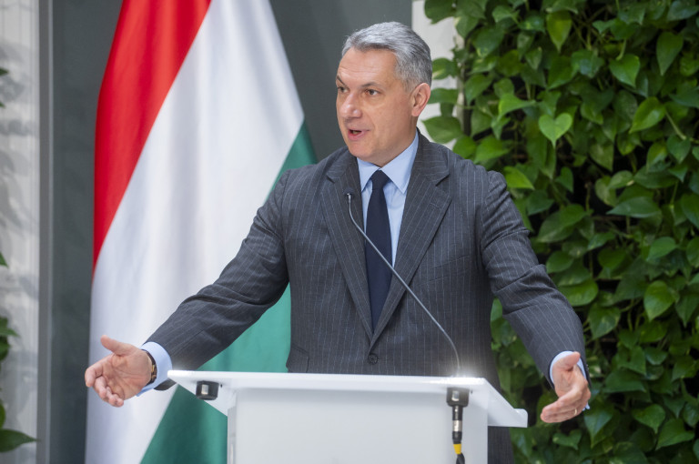 Egy fölényeskedő miniszter játékszere lett a MÁV