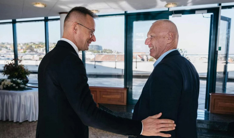Miért lenne ciki a Fidesznek egy orosz ügynök, ha amúgy is ugyanazt mondják?