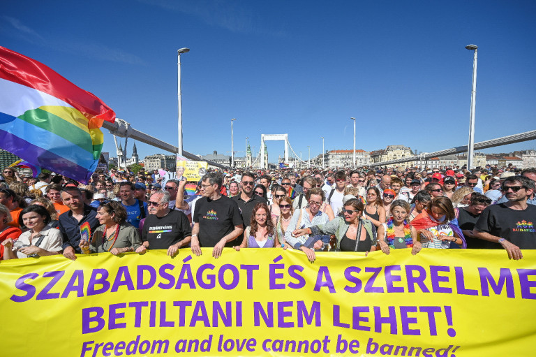 A leköpéstől az eufóriáig: mit jelentett egy queer embernek az idei Pride? 