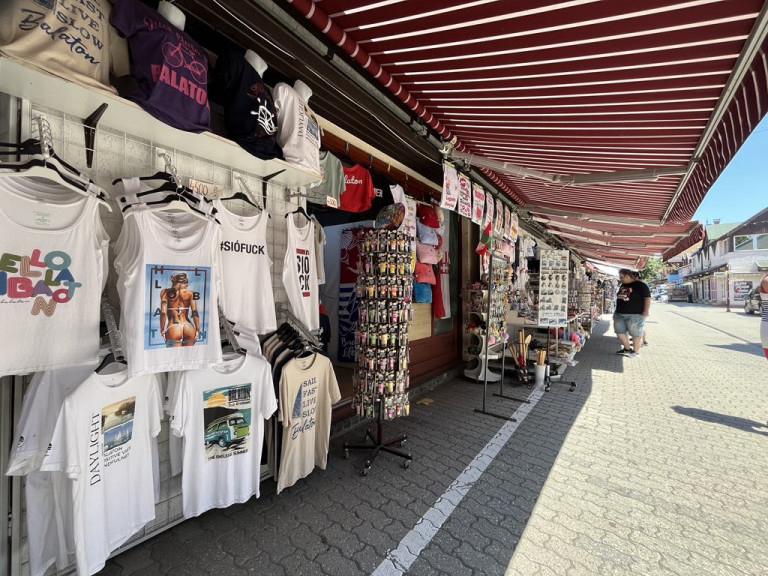 Az elmúlt hetek hőhullámai ellenére is feltűnő a vendéghiány a Balatonon 