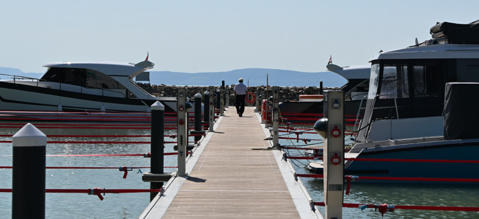 Balatonföldvári strandkikötő: most a beruházó perli a kormányhivatalt