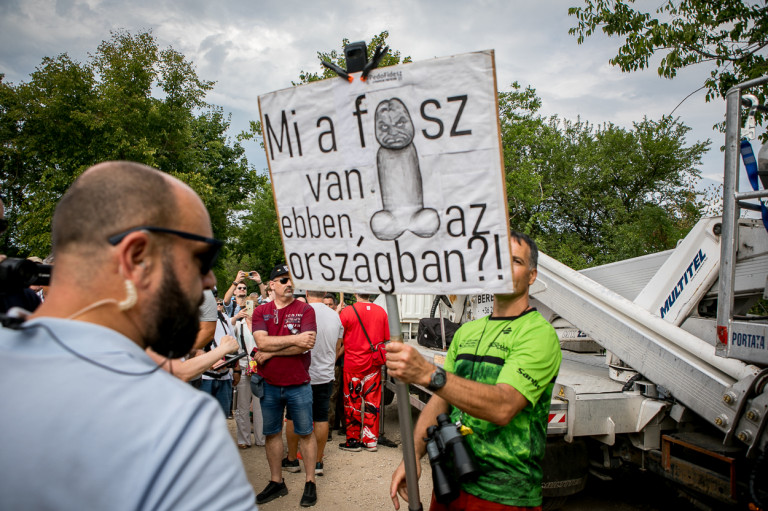 Mi az üzenete a Hadházy Ákos és Perintfalvi Rita elleni támadásoknak?