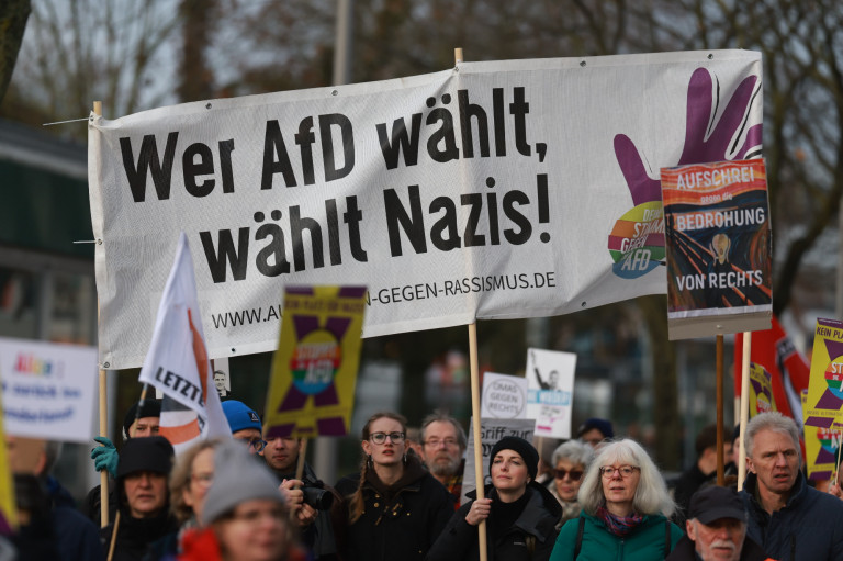 Magyar kapcsolatok bizonyítják az AfD támogatta polgármesterjelölt neonáci hátterét