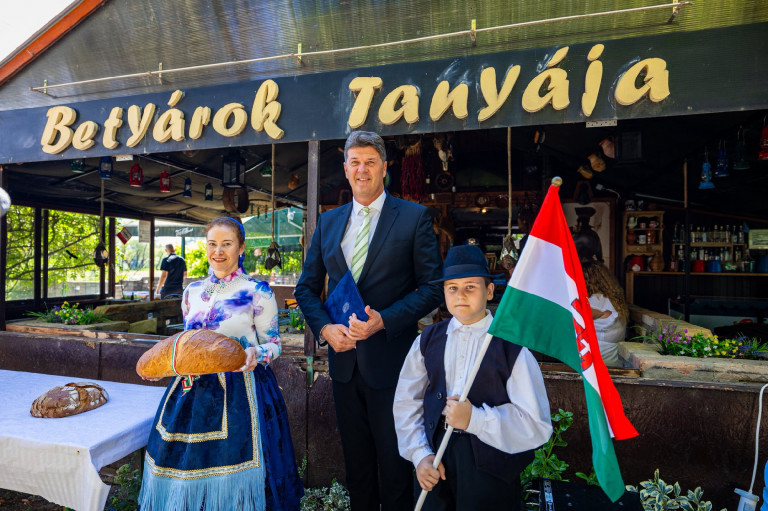 „Zártkörű népünnepélyen” szegett kenyeret a kormányoldal Szegeden
