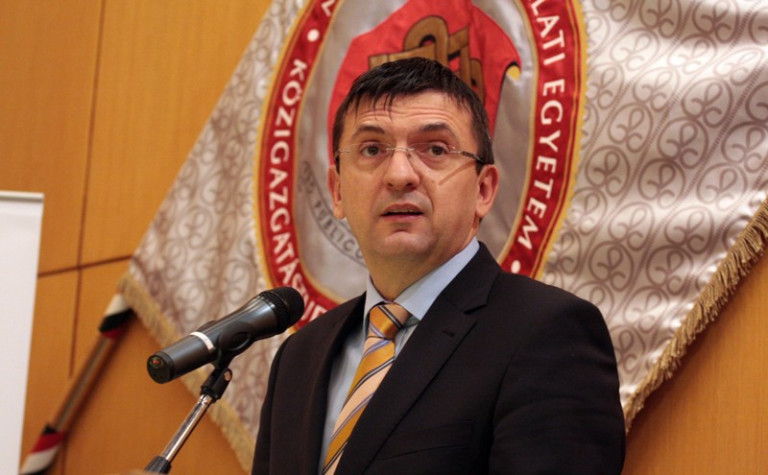 Nem világos, mire kapott Domokos László volt ÁSZ-elnök 13,5 millió forintot a szarvasi önkormányzattól