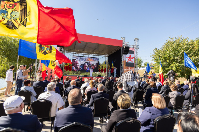 Vasárnap másfél millió szavazó dönthet Kelet-Európa egy része jövőjéről is