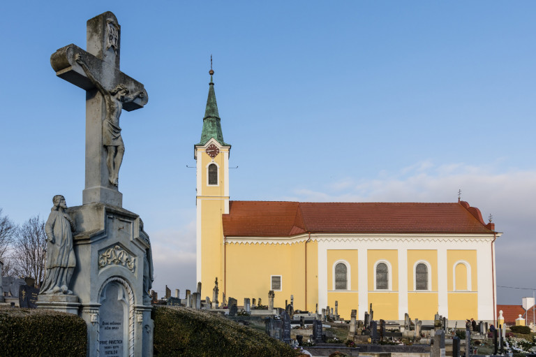 Templomok és stadionok az Orbán-rendszerben: összetartani a híveket