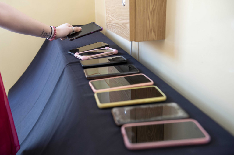 Ez volt a kormány egyetlen jó döntése – egy éve tiltották ki a mobilokat az iskolákból