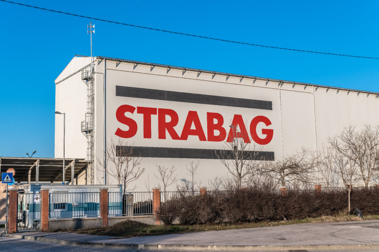 Lázár száműzné az országból, Sümegen viszont most nyert meg egy közbeszerzést a Strabag