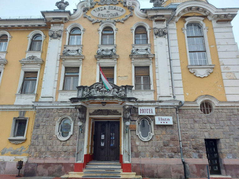 Szinte teljesen tönkrement az egykor legendás szolnoki Tisza Szálló, most a megmentőjét keresik