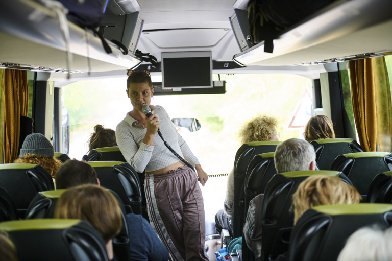 Performanszokkal a helyi problémák tematizálásáért – ilyen a Trafó PerformanszBusz projektje