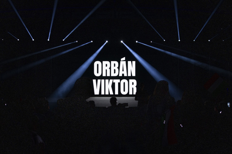 A hatalom tébolyult akarása