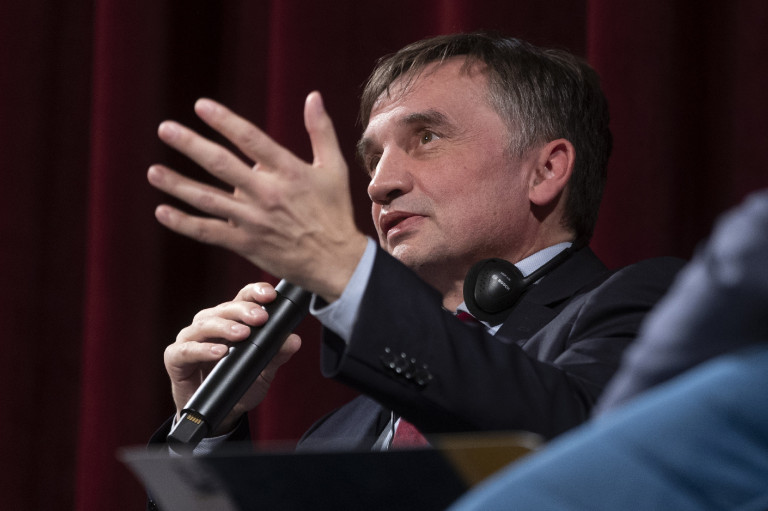 Az a volt lengyel miniszter kért menedékjogot Magyarországon, akit 17 milliárd forintnyi költségvetési pénz szabálytalan elköltése miatt keresnek a hatóságok